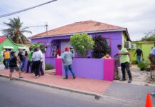 Bernhardstraat atrobe ta sigui briya: Dos famia contento cu mas di un docena di boluntario a bin verf nan cas: Comunidad, solidaridad y orguyo den accion
