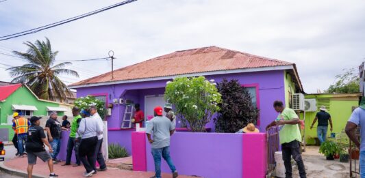 Bernhardstraat atrobe ta sigui briya: Dos famia contento cu mas di un docena di boluntario a bin verf nan cas: Comunidad, solidaridad y orguyo den accion