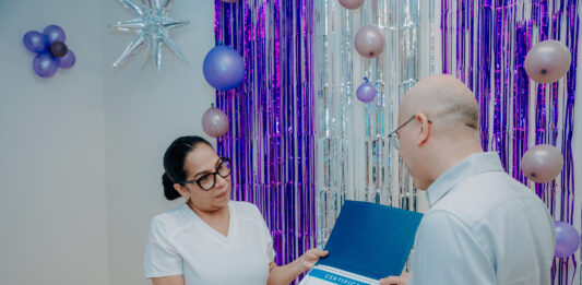 Un colega hopi dedica cu amor pa tur pashent: Theresa Sanchez ta empleado di luna juni na HOH