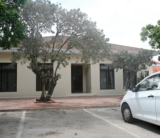 Minister Dowers a inspecciona progreso di renobacion di ex edificio di Departamento di Asuntonan di Casino
