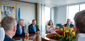 Minister President a firma awe e Plan di Accion (Plan van Aanpak) pa e proyecto HART (Herinrichting Aruba Raffinaderij Terrein).