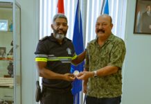 Semper cu porta habri: Ex-polis Jacinto “Chin” Kelly a bishita altocomisario Arnhem pa comparti experticio