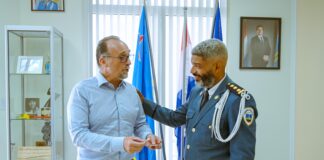 Intercambio di idea:Ā Intercambio di inspiracion y liderasgo entre altocomisario Arnhem y sr. Eddy de VeerĀ