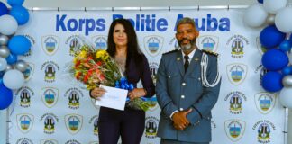 Den presencia di famia y coleganan: Entregamento di decreto gubernamental, promocion y hubileo den Cuerpo Policial Arubaย ย