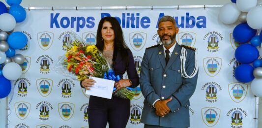 Den presencia di famia y coleganan: Entregamento di decreto gubernamental, promocion y hubileo den Cuerpo Policial Aruba Â