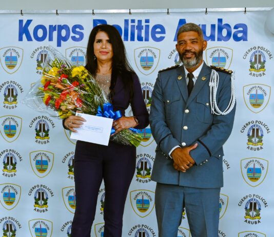 Den presencia di famia y coleganan: Entregamento di decreto gubernamental, promocion y hubileo den Cuerpo Policial Aruba