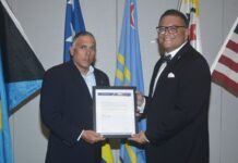 Miembronan di Aruba Lions cu Premio di Chevron pa nan añanan di servicio