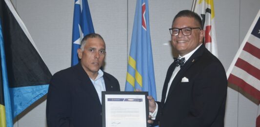 Miembronan di Aruba Lions cu Premio di Chevron pa nan añanan di servicioÂ