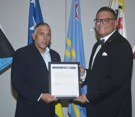 Miembronan di Aruba Lions cu Premio di Chevron pa nan añanan di servicioÂ