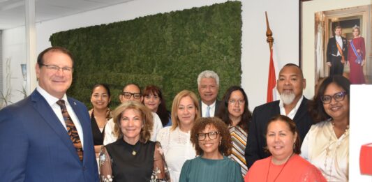 Gobernador Boekhoudt a bishita Gabinete di Aruba