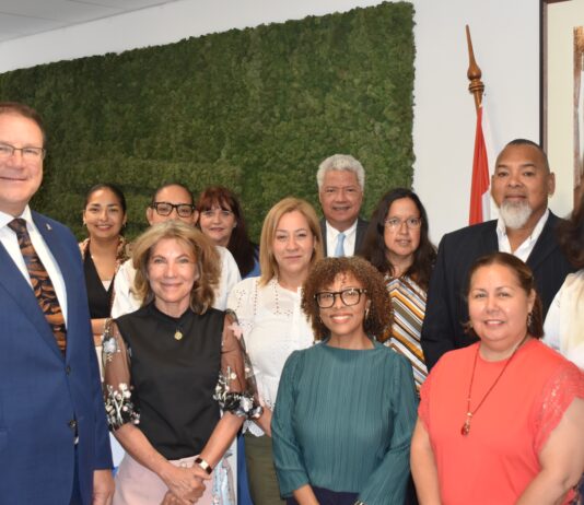 Gobernador Boekhoudt a bishita Gabinete di Aruba