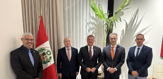 Prome Minister Mike Eman na Peru pa instalacion di presidenta electo Keiko Fujimori