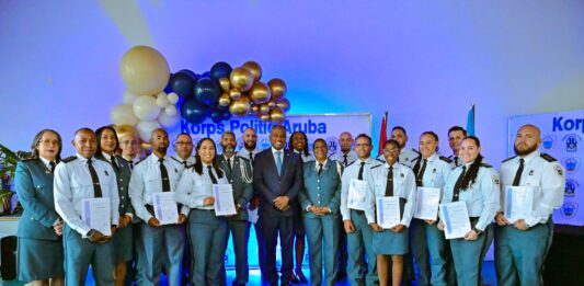 Den presencia di famia y coleganan: Entregamento di diploma na 22 polis cu a termina nan estudio policialÂ