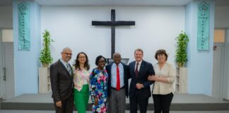 Prome Minister Mike Eman a comparti e mensahe di Dia pa Cuida Aruba cu tres iglesia Cristian