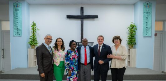 Prome Minister Mike Eman a comparti e mensahe di Dia pa Cuida Aruba cu tres iglesia Cristian