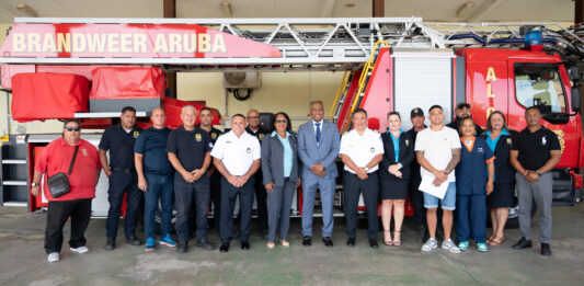 Brandweer awo tin cuarenta bombero certifica pa opera ladderwagen