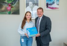 Prome Minister Mike Eman ta ricibi miho graduado di VWO na Colegio Arubano