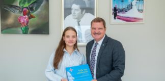 Prome Minister Mike Eman ta ricibi miho graduado di VWO na Colegio Arubano