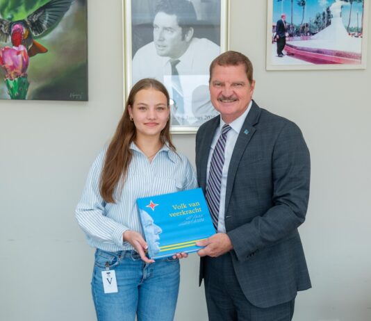 Prome Minister Mike Eman ta ricibi miho graduado di VWO na Colegio Arubano