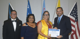 Instalacion di un miembro nobo pa Aruba Lions Club