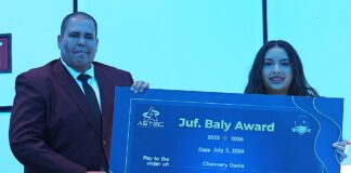 Un anochi historico naunda a obsekia e “Juf. Baly Award” pa prome biaha na e mihor graduado di Filomena College