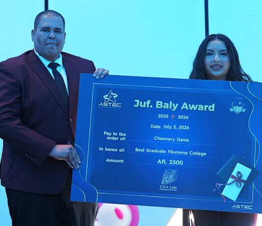 Un anochi historico naunda a obsekia e “Juf. Baly Award” pa prome biaha na e mihor graduado di Filomena College