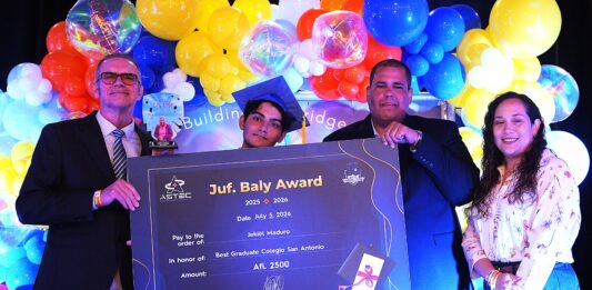 Durante un mainta emocionante den Hilton Ballroom a obsekia e “Juf. Baly Award” pa prome biaha na e mihor graduado di Colegio San Antonio – JekiĂ«l Maduro