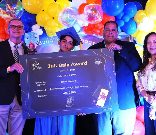 Durante un mainta emocionante den Hilton Ballroom a obsekia e “Juf. Baly Award” pa prome biaha na e mihor graduado di Colegio San Antonio – Jekiël Maduro