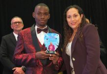A honra Berry Cius cu e “Juf. Baly Award” como e mihor graduado di Maria College