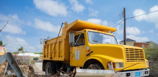 Bario ta uni pa haci un diferencia: Cuida Aruba ta transforma tereno bandona na Pos Chikito den futuro area recreativo