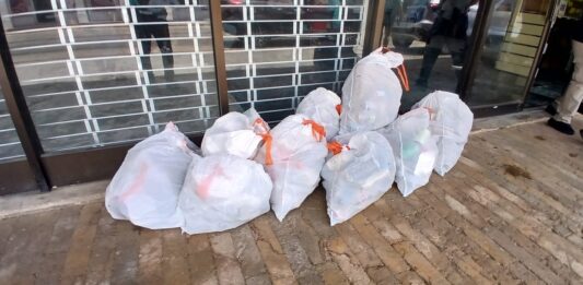 Accion di haci nos isla limpi a cuminsa trempan! Parlamento Hubenil a colecta mas cu 35 saco di sushi den centro di ciudad