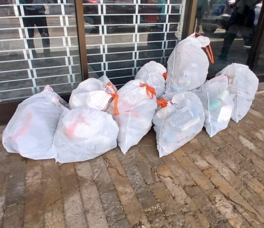 Accion di haci nos isla limpi a cuminsa trempan! Parlamento Hubenil a colecta mas cu 35 saco di sushi den centro di ciudad