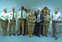 Departamento di Aduana a tene ceremonia na ocasion di cambio di insigna y entrega di regalo na hubilarionan