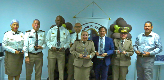 Departamento di Aduana a tene ceremonia na ocasion di cambio di insigna y entrega di regalo na hubilarionan