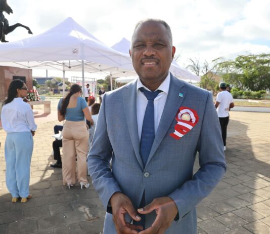 Minister Dowers a celebra e 205 aniversario di Independencia di Peru