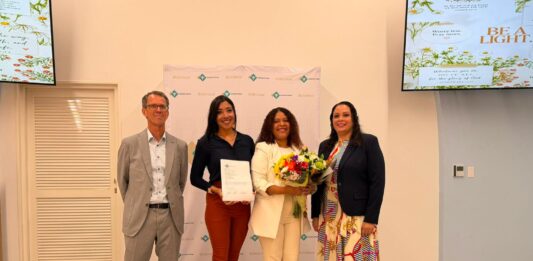 Marjory Chantal Bermudes a gradua como Bachelor den Organization, Governance and Management (OGM)