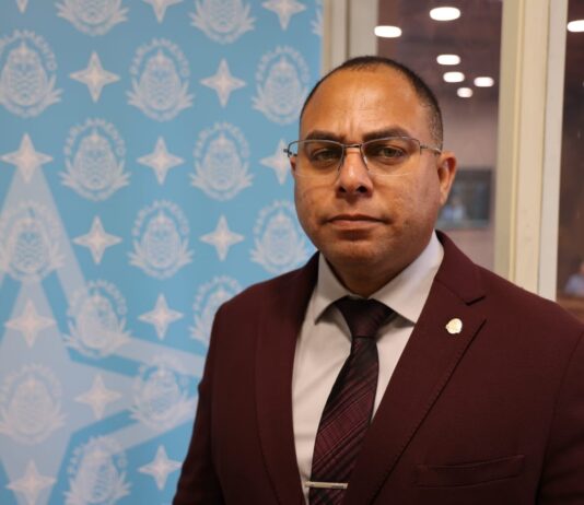 Parlamentario Eduard Pieters (PPA): âAruba no ta falta di hende cu kier yuda, sino di direccion. Nos no por laga e profesionalnan y e boluntarionan sigui carga e lucha nan so!â