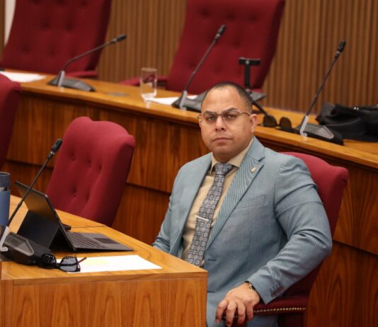 Parlamentario Eduard Pieters: “Aruba no por sigui combati e consecuencianan di adicto ambulante, mientras gobierno ta laga e causnan sigui crece.”