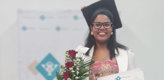 Jennyfer Geerman a gradua como Bachelor den Organization, Governance and Management (OGM)