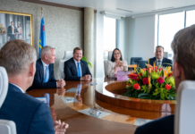 Minister President a firma awe e Plan di Accion (Plan van Aanpak) pa e proyecto HART (Herinrichting Aruba Raffinaderij Terrein)