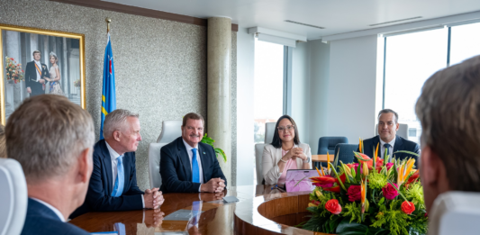 Minister President a firma awe e Plan di Accion (Plan van Aanpak) pa e proyecto HART (Herinrichting Aruba Raffinaderij Terrein)
