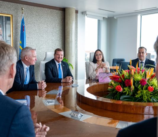 Minister President a firma awe e Plan di Accion (Plan van Aanpak) pa e proyecto HART (Herinrichting Aruba Raffinaderij Terrein)