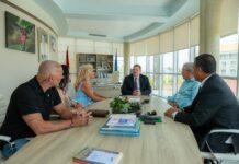 Prome Minister Mike Eman a ricibi turistanan cu a scoge Aruba como destino pa tres decada caba