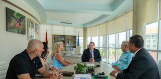 Prome Minister Mike Eman a ricibi turistanan cu a scoge Aruba como destino pa tres decada caba