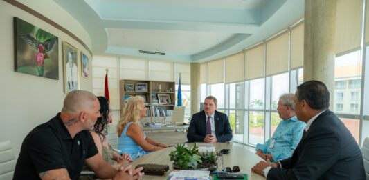 Prome Minister Mike Eman a ricibi turistanan cu a scoge Aruba como destino pa tres decada caba