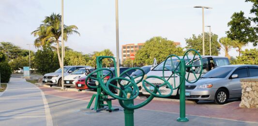 Minister Wendrick Cicilia ta inverti den salud y bienestar di comunidad cu renobacion di outdoor gym na Linear Park