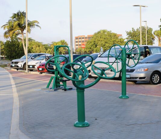 Minister Wendrick Cicilia ta inverti den salud y bienestar di comunidad cu renobacion di outdoor gym na Linear Park