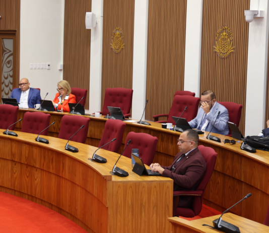 Parlamentario Eduard Pieters (PPA): โE debate no ta tocante sushi, e ta tocante Estado di Derecho. Y si Gobierno por ignora un ley awe, unda e limite lo ta maรฑan?”