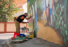 Artista Elvis Tromp ta bolbe duna color na Sunrise City 12 aña despues