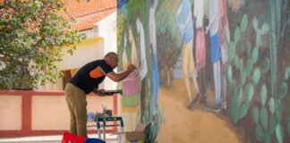 Artista Elvis Tromp ta bolbe duna color na Sunrise City 12 aña despues